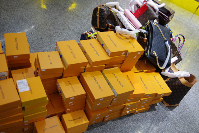 Hang Hoa Nghi Lam Gia Nhan Hieu Louis Vuitton
